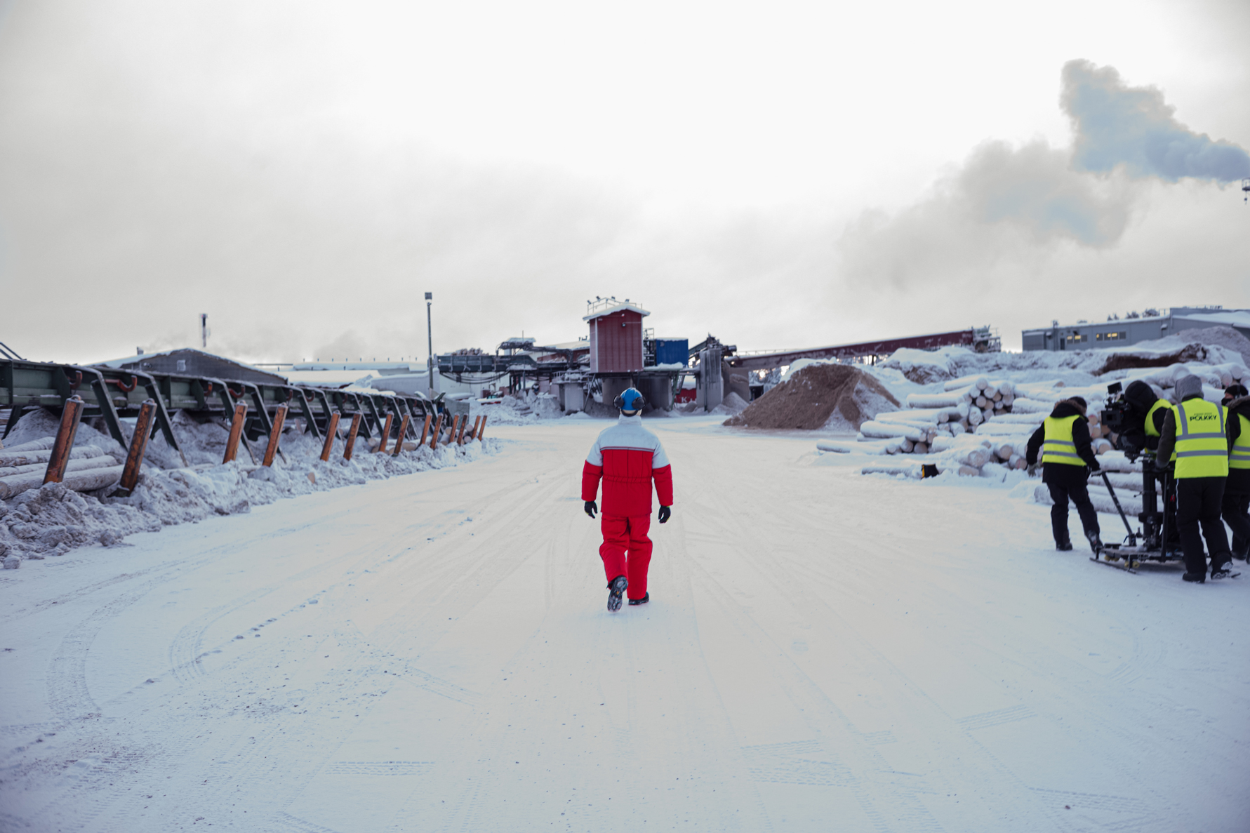 Metsurin tarina -elokuvan päähenkilö, Pepe (Jarkko Lahti), kävelemässä tehdasalueella. Kuva: Tero Ahonen © Elokuvayhtiö Aamu